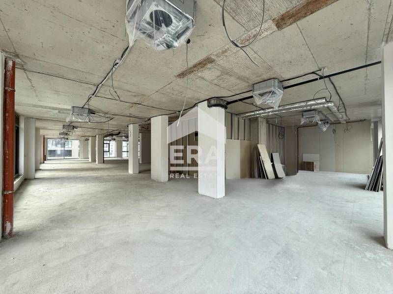 Представителен имот под наем с лице към бул. "Черни връх" в кв. Кръсто