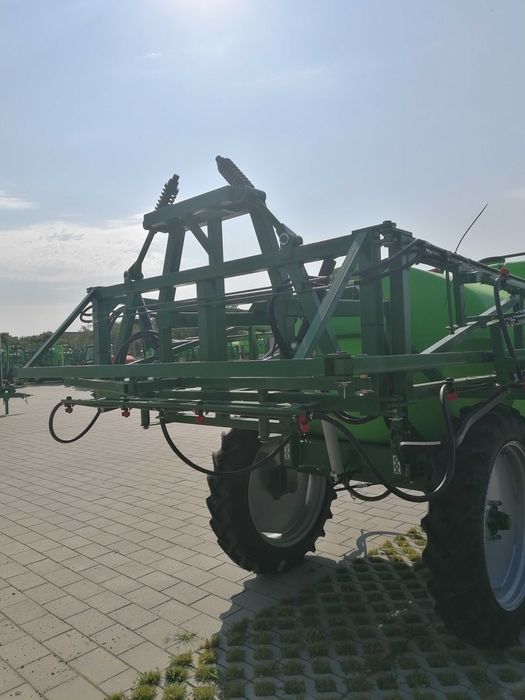 Masina de erbicidat tractata  OP 2500 cu calculator de solutie