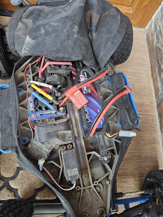 Traxxas Slash VXL 1:10 4x4 cu multe accesorii si baterii