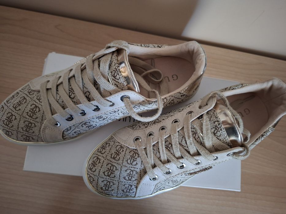 Дамски спортни обувки Guess