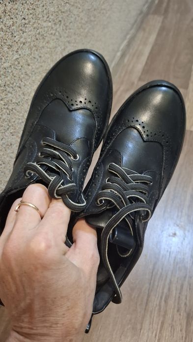 Черные кроссовки броги на танкетке.