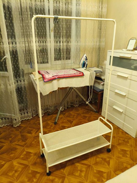 Напольная вешалка для одежды на колесиках