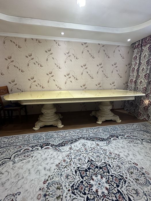 Гостиный стол из дерева