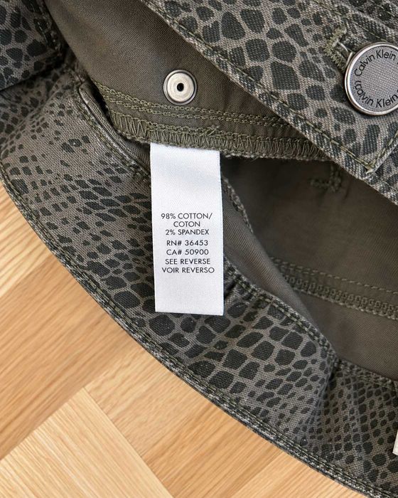 Pantaloni scurți damă Calvin Klein animal print snake cu tiv franjurat Mărimea M