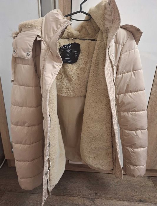 Дамско яке Stradivarius M размер 28 бежаво,като ново!!!