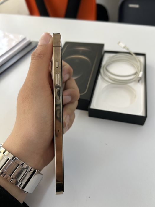 Айфон 12 pro max[в идеальном состоянии]