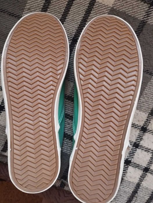 Кроссовки . Новые. 36 размер.