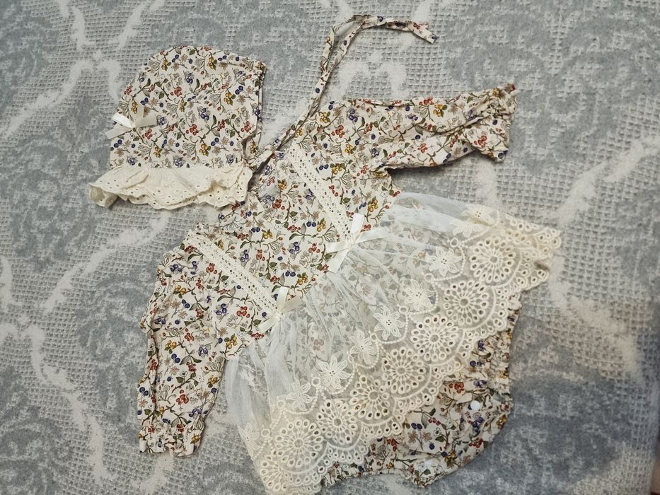 Set rochita cu caciulita, marime 6-9 luni, crem, fetite.