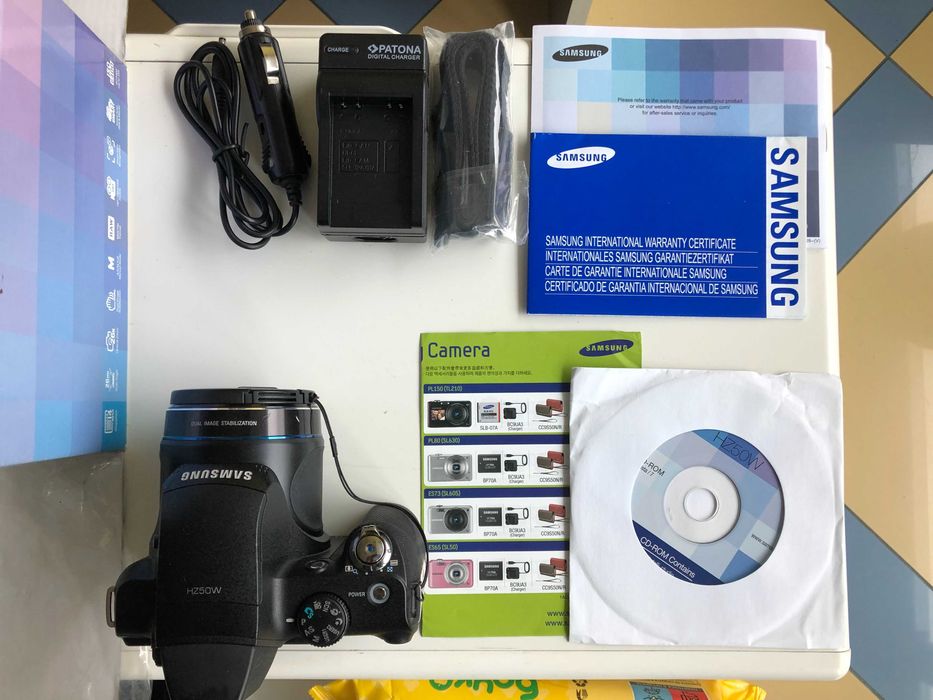 Samsung HZ50W Digital Camera(с основен комплект аксесоари-черен)