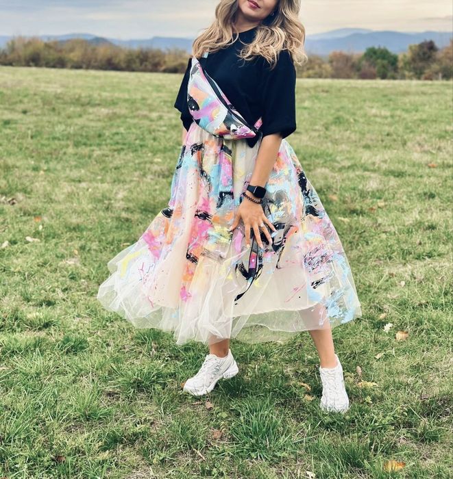 Пола от ръчно рисуван тюл.