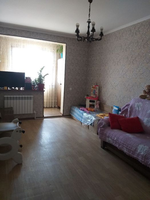 Чиланзар 11.  Срочно. Продается. 2 х комнатная квартира