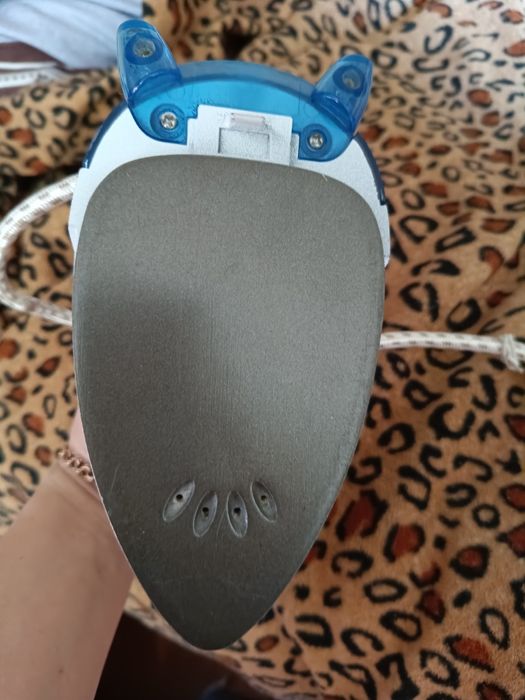 Дорожный маленький утюг