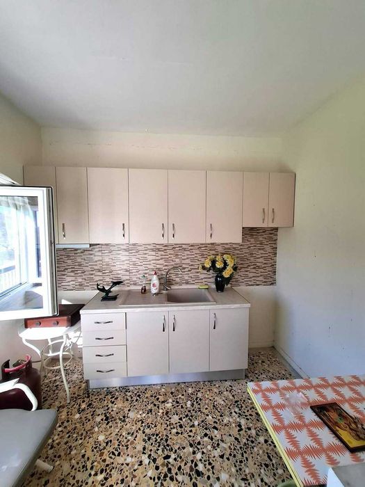 Продава малка къща с площ 50 м2 и двор 170 м2 в Неа Врасна, Гърция