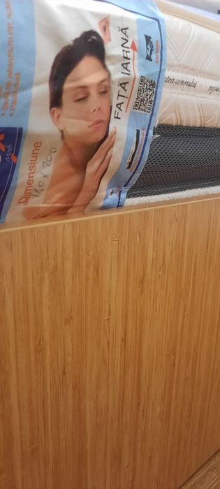 Vând pat dublu cu saltea .