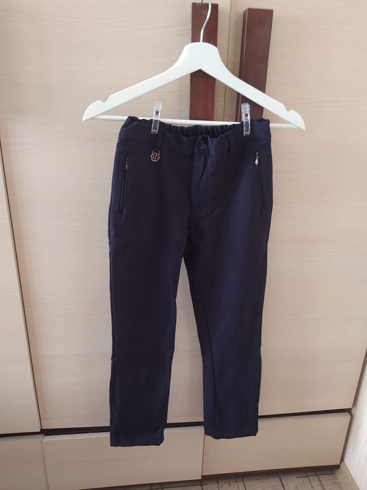 Брюки школьные, рубашки белые на 2-3 класс