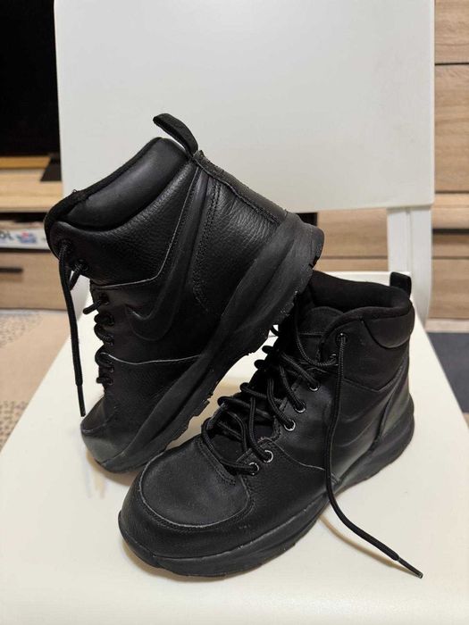 Bocanci Nike 38,5 – rezistenti la apa, interior 24 cm, stare ft buna