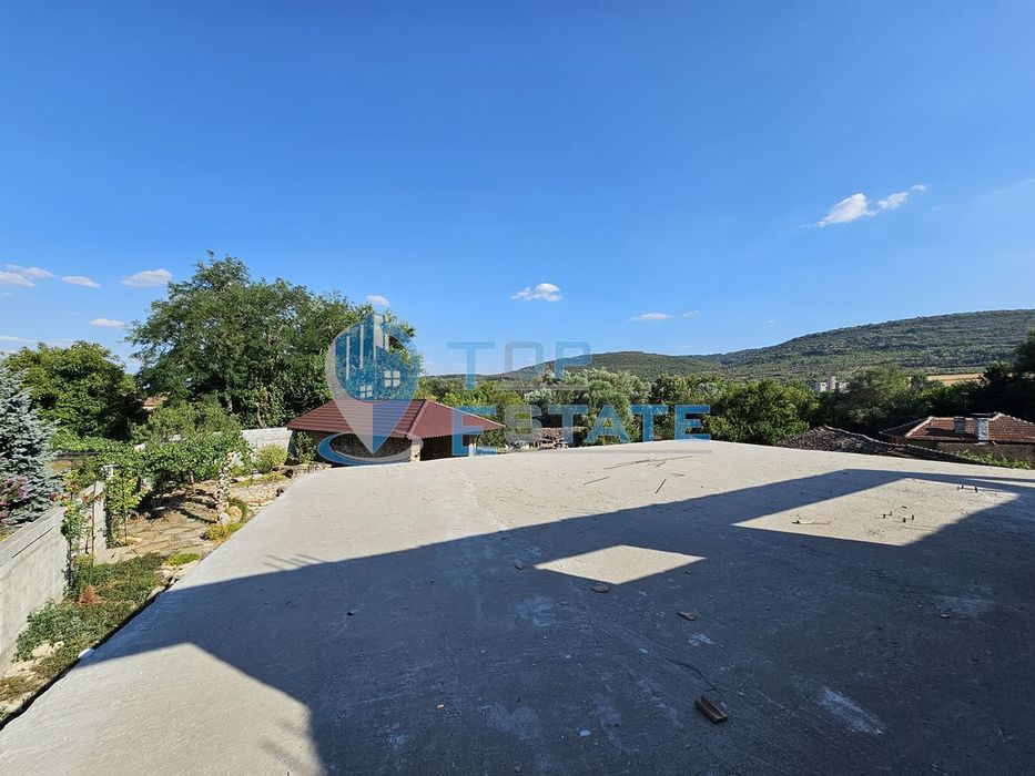Двуетажна къща на груб строеж с втора къща и басейн с панорама в село