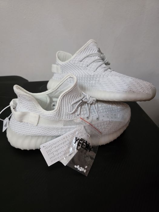 Pereche de sneakersi yezzy 350