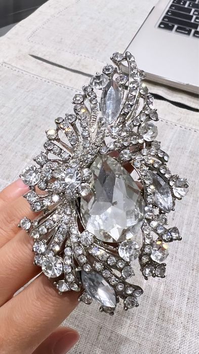 Брошь для украшения