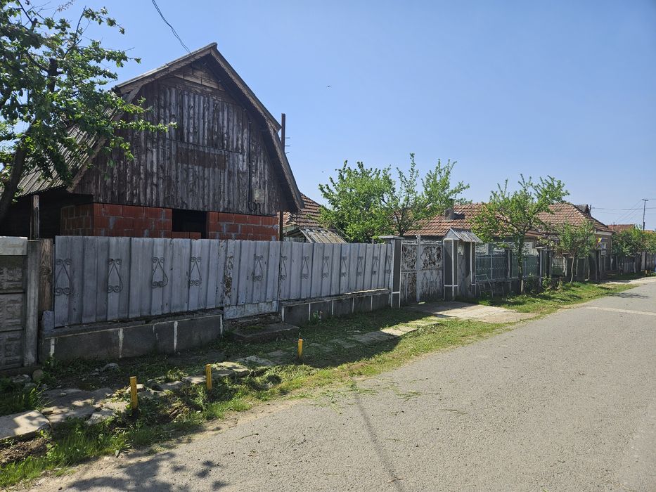 Casa de vânzare cu teren de 744 mp în Cihei