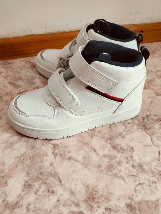 Продам новые белые ботинки для мальчиков