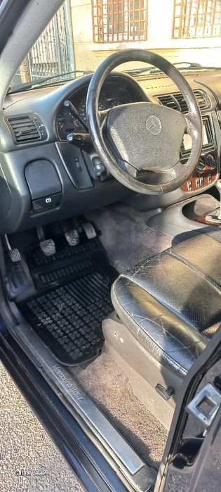 Vând Mercedes ML cutie Manuală