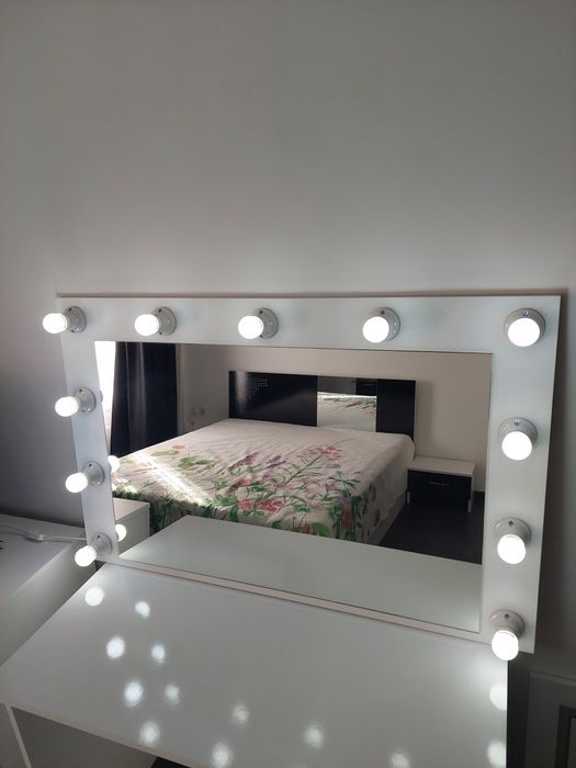 Огледало тип Холивуд