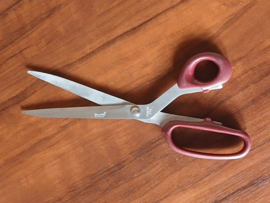 Ножница из нержавеющей стали.