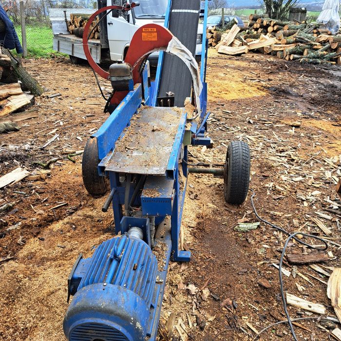 Машина за рязане цепене и товарене на дърва