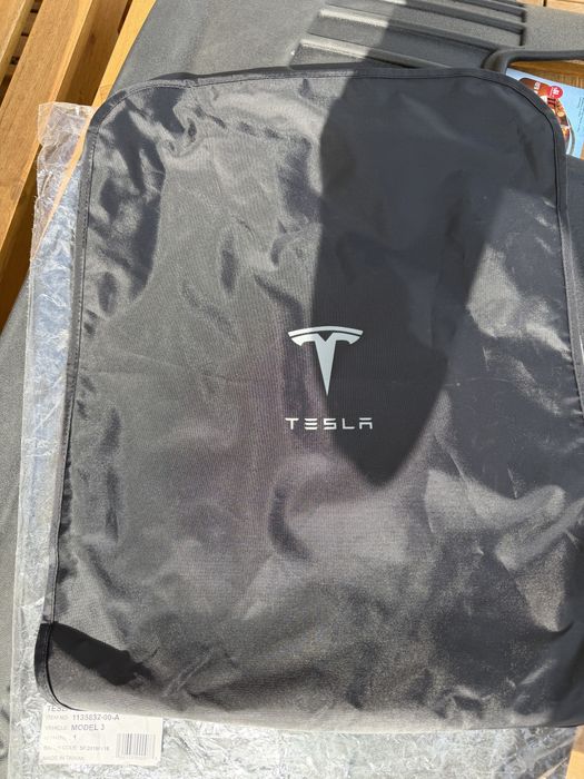 Tesla сенник за таван