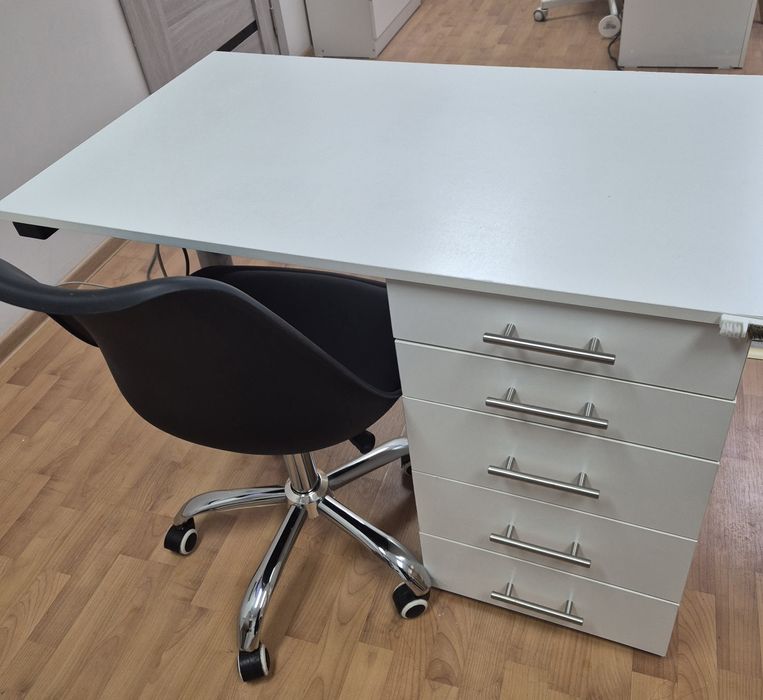 Продам маникюрный стол