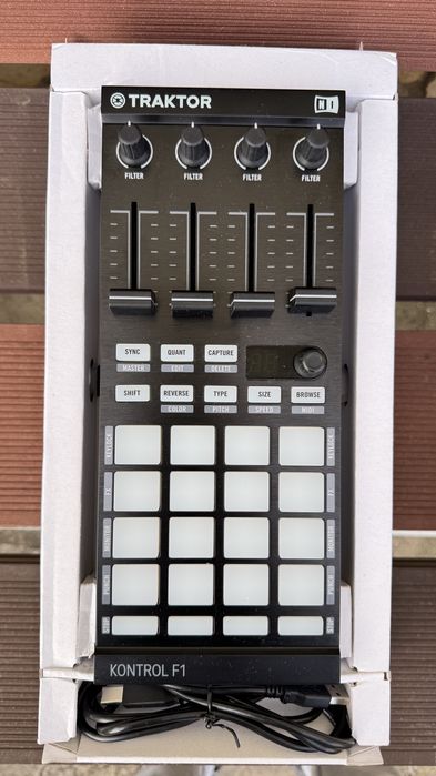 Продавам Native Instruments Traktor Kontrol F1