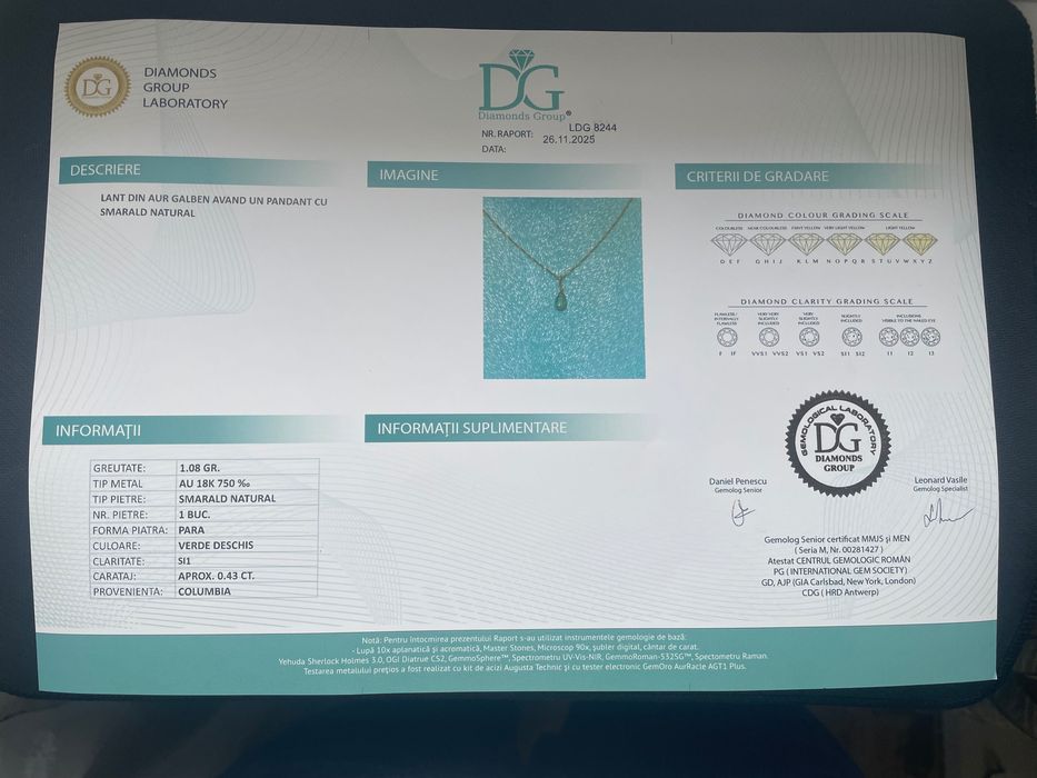 Lanț din aur 18k având un pandant cu smarald natural