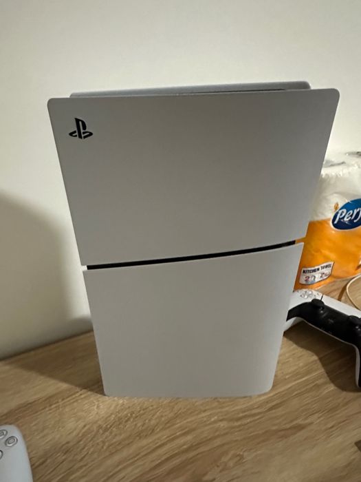 Плайстейшън 5 слим 1 терабайт + ФИФА 26 + 2 джойстика