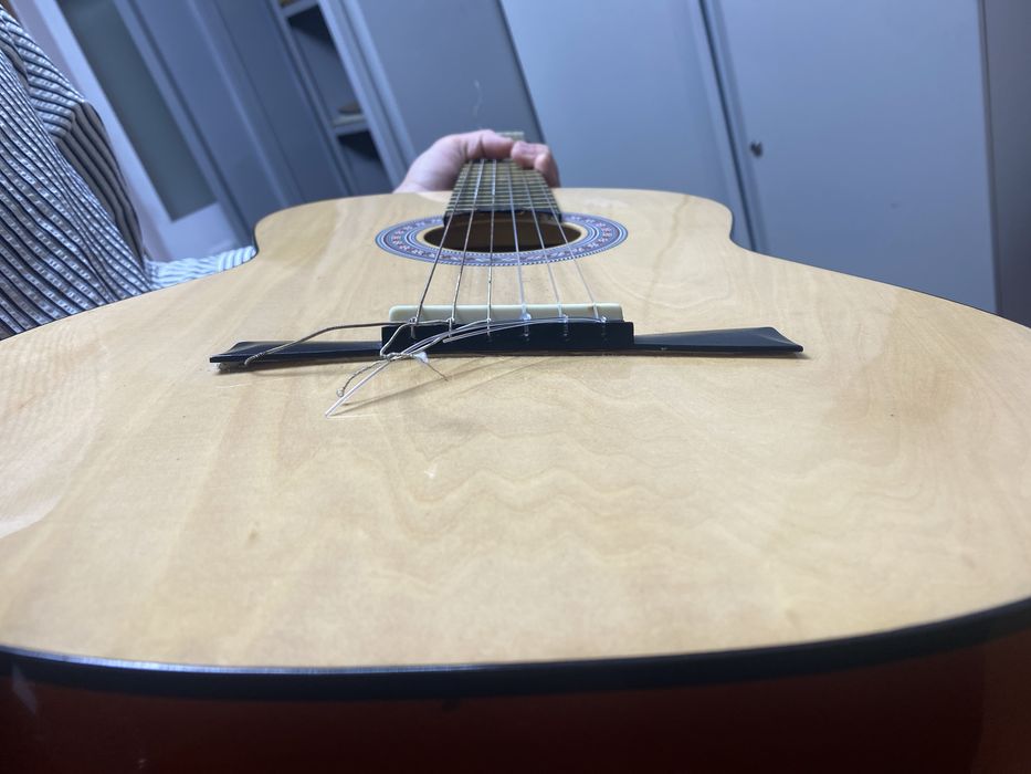 Продаю классическую гитару