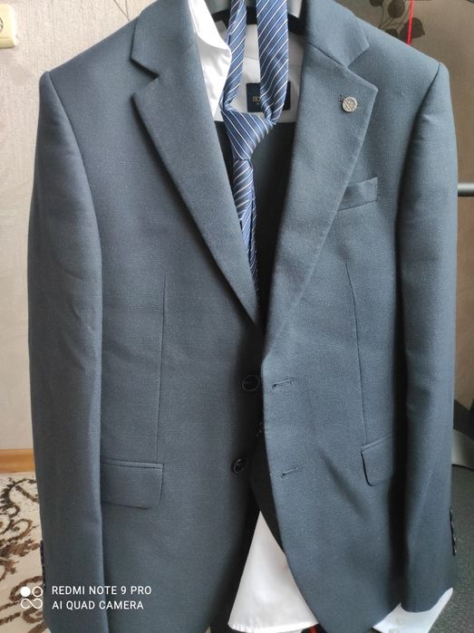 Продам костюм тройку