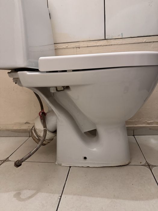 Унитаз белый рабочий