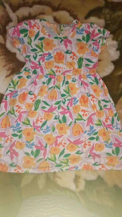 Продаются платья.