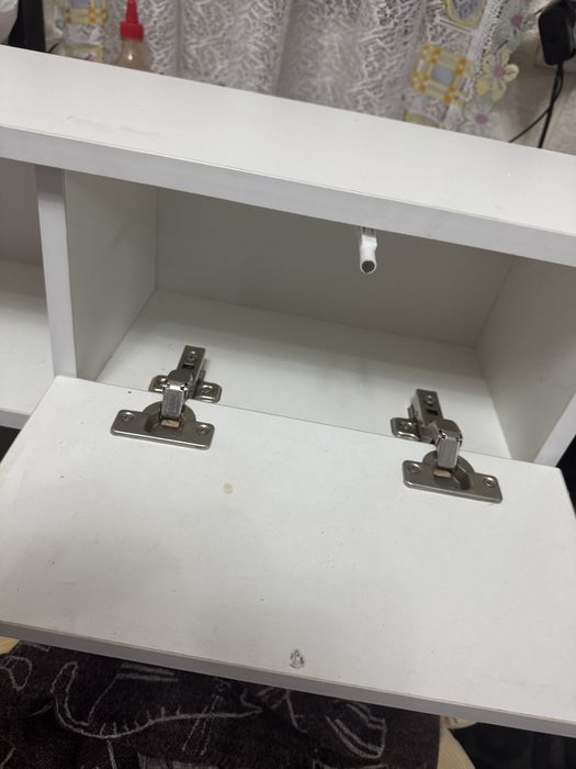 Настенный маленький шкаф