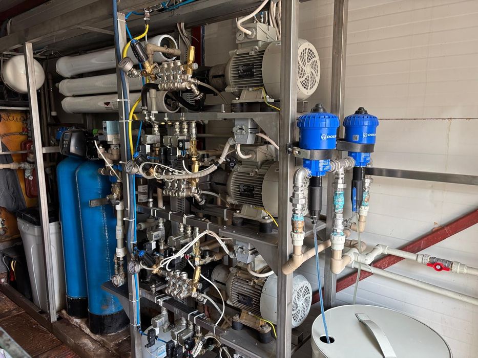 Vând echipamente spălătorie auto self service cu 3 piste și container