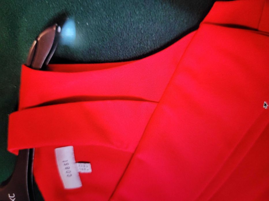 Vand top Coast, rosu intens, ideal pentru Sarbatori