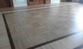 Raschetat, montat ,,chituit, lăcuit parchet din lemn