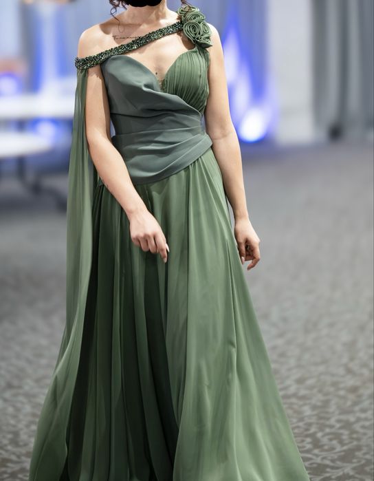 Официална рокля – маслено зелена, с едно рамо