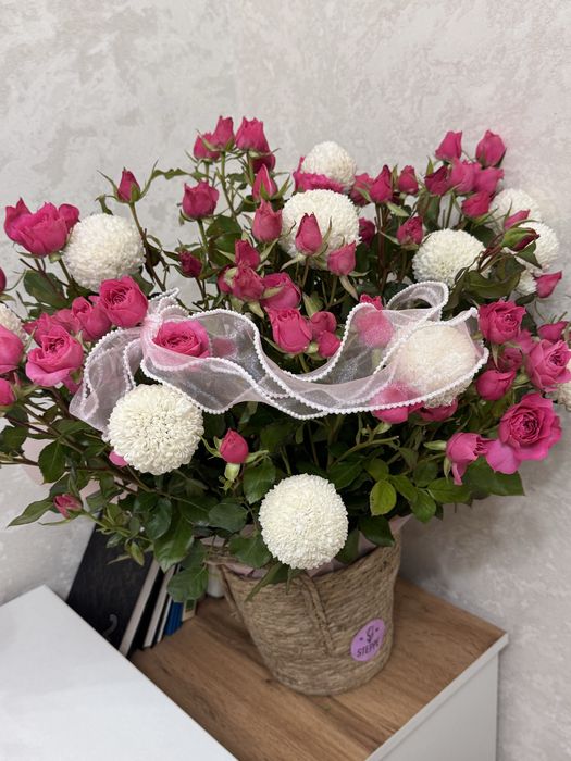 Цветы кустовые розы с рафаэлькой