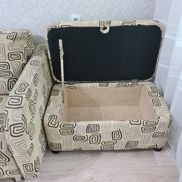 Диван раскладной и 2 пуфа