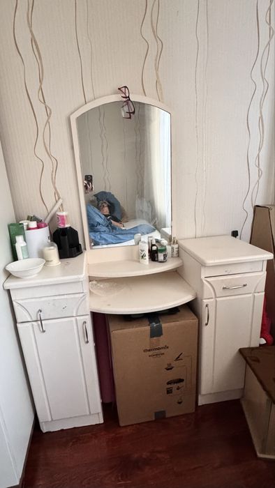 Диваны + в подарок трюмо туалетный столик