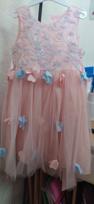 Нарядное детское платье, нежно розового цвета с элементами цветочков