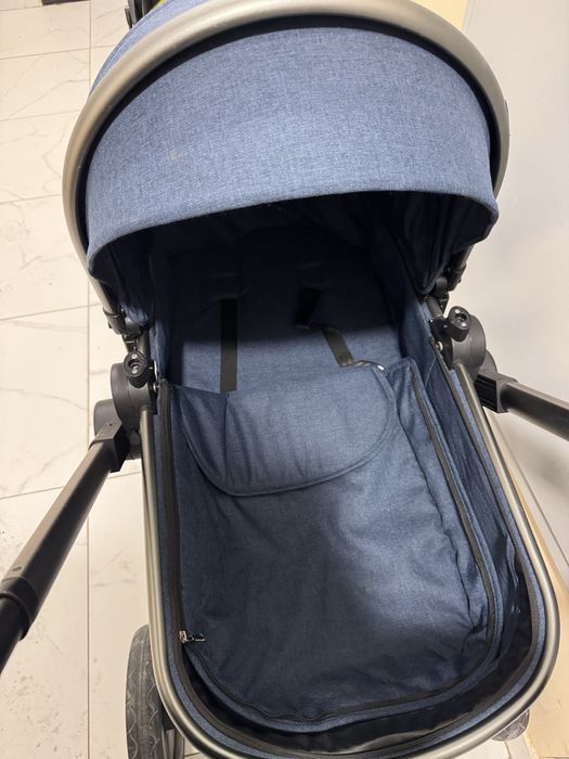 Коляска новая синего цвета