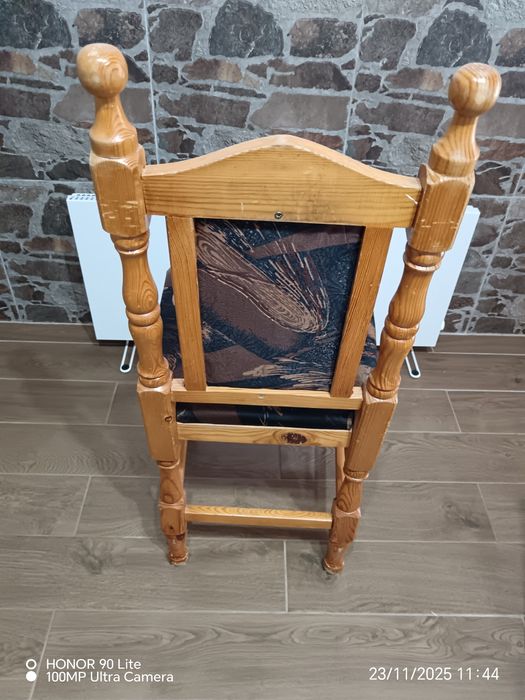 Продавам кухненска маса от естествено дърво..