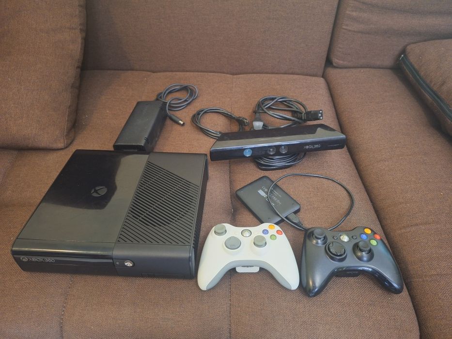 Xbox 360 E  cu HDD 2 TB + HDD extern de 1TB  cu 600 de jocuri
